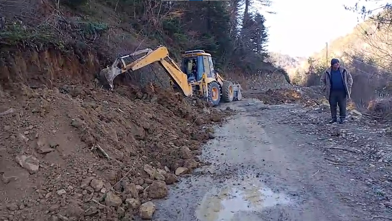 KÜÇÜK YERALTI - KURTUŞAĞI YOLUNDA KORKUTAN ÇÖKME GİDERİLDİ: ULAŞIM YENİDEN GÜVENLİ